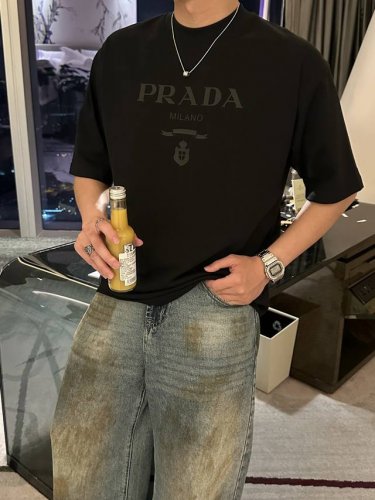 prad 2025春夏款 官网同步 面料采用重磅纯棉精梳棉面料 Os宽松版型 上身版型超正 日常百搭 衣橱必备单品 尺码 S-3Xl 版型偏大 码数 部位