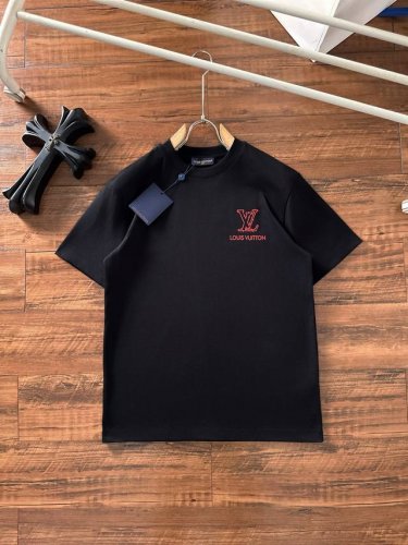 lv 2025夏装新款男女同款短袖T恤，！定制专属纯棉面料，定制原版工艺螺纹，胸前重工字母Logo工艺设计！简约大方，从容百搭，档次极高，完美融入时尚还有风情感
