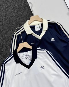 Adidas阿迪达斯Sporty ＆Rich联名Ad字母Logo印花袖子两侧经典三条杠织带装饰撞色V字翻领Polo长袖T恤 款号：24672302500 原版复