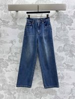 P300Miumi*2025新品上架 拼接牛仔长裤 定制Yb进口斜纹棉牛仔材质 水洗柔软亲肤 高腰系扣对称口袋版型设计 配合自然擦色效果 增添造型层次感 后臀口