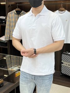 主推 prada 普拉达 独家专供秋季新款时尚休闲翻领短袖 纯棉珠地面料 高级密针刺绣 高端欧版原单T恤 潮流时尚休闲半袖 透气舒适度高 细节无可挑剔 品牌元素