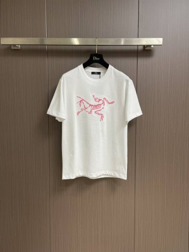 210 arcteryx 始祖鸟 爆款圆领Logo刺绣情侣圆领T恤，原版定制辅料，250克 双纱面料 定织定染螺纹 版型宽松有型。尺码：Xs-L xs码肩宽48