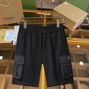 普拉达 原单货情侣款2530春夏新品短裤 专柜同步有售，时尚休闲裤 ，进口原版面料，上身舒适透气，顶级工艺品牌Logo，腰围工艺螺纹围接，档次极高，版型超正，上