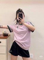 新款上新 阿迪达斯Adidas三叶草圆领拉条短袖 专柜同步发售 目前来讲是销量第一的单品 标志性胸前三叶草小绣花饱满立体 加上小Logo印花小标很是独特 四周车