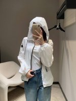 moncle* 25Ss春夏新款 Panat拉链白色连帽夹克外套丨独家高版本出品！采用对比纹理形成鲜明效果，为实用设计注入柔美气息。衣袖和背面的褶裥元素增添精致
