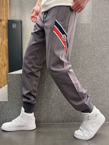 moncler，男士休闲裤 纯棉面料休闲裤，最新款上身版型无敌正！ 绝对可以闭眼收的一款 此款裤子非常百搭，弹力腰围,日常上班 户外运动都可以穿着，是时尚休闲与