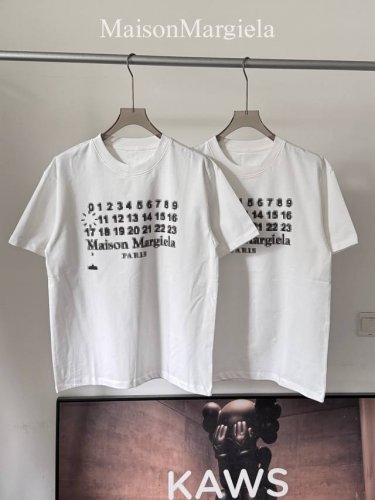 mm6 Maison Margiela 2025Ss 马赛克日历重构T恤 ▌ 工艺体系 │ 300G双纱长绒棉胚 │ 原生棉籽壳肌理 │ 2Cm冰感索罗娜罗纹
