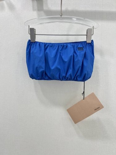 Miumi*25新款字母刺绣抹胸 这款Miu Mi*抹胸背心设计展现了舒适与优雅并存的风格。其蓝色与粉色的经典配色，让这款单品无论搭配运动裤还是休闲裤，都能轻松