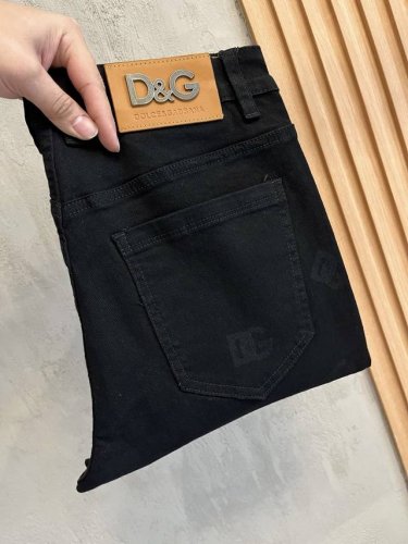d&G 新款上市现货2025新款现货上市，原单爆款牛仔裤超级定制款，原版五金，超级重工工艺，版型超赞细节做工无可挑剔！款式不挑人，特别高档，好货不等人，看中赶紧