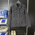 232 当天到货 现货现配 Balenciaga巴黎世家25Ss斜纹Logo弹幕恶搞满印牛仔外套夹克 高品质 区别于市场通货 不得不说黑色恶搞满Logo字母设计