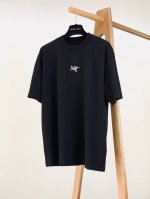 arcteryx 始祖鸟 2025Ss春夏新品 小众设计师 行走的艺术品 大鸟刺绣T恤 帅气清爽的设计。。让人第一眼就陷入你的魅力，满满的设计感 上身非常显气质
