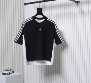 Adidas 三叶草黑白两面宽松运动短袖 面料采用300克重磅洗水纯棉 特定重磅21S精棉平纹针织面料 搭配32S+70D拉架螺纹 95%精棉*5%氨纶双纱罗纹
