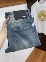 p220 迪奥 25春夏新品 修身原单男士水洗牛仔裤纯血统品 每季必出的类型，无需质疑的热卖王牌单品，符合四季最佳的搭配色号 整体的风格延续了Slp的基调，通体