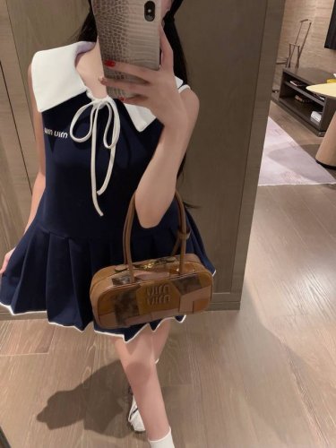 上新 Miumiu 缪缪 25Ss减龄撞色拼接学院风连衣裙～～ 下摆百褶减龄调皮不挑人 颜色：蓝色 码数：Sml 裙长80-81-82 胸围88-92-96