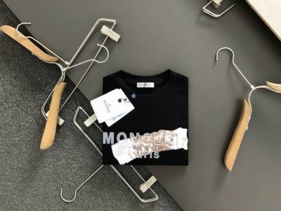 Mon*合身版型S-Xl 最新最顶级镀银覆盖字母亮面款潮流纯棉短袖，最顶级的品质专柜原单短袖，顶级制作工艺进口面料，专柜款独特设计，采用进口高端订制进口丝线手感