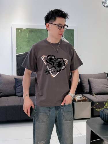 普拉达春夏新款首发专柜最新款短袖圆领T恤 高端订制 设计前卫时尚！品牌Logo重工艺设计 高端定制230克面料.手感柔软.穿着舒适.专柜级别精致车线.做工精细.