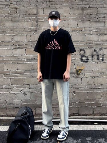 60 上新！元素碰撞，超级吸睛！Adidas/阿迪达斯夏日情侣款圆领短袖T恤，全部采用上等原料，质感好颜色鲜明！ 这种款式上身回头率超高！基础款的圆领Tee,男