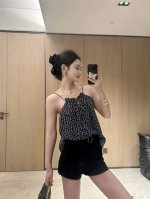 小香 2025夏季新款 双C满印吊带背心上衣丨细肩吊带背心剪裁 配合挂脖设计在领口形成居中褶皱 贴合胸口线条设计 露出迷人锁骨 修饰肩部线条 成衣以活性印花工艺