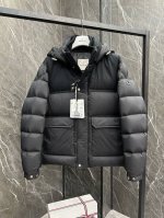 350G白鸭绒充绒量独家版本] ｜蒙口 盟可睐Mussala系列 Edit哑光黑尼龙拼接羊毛面料羽绒服 描述： 该款派克羽绒采用 Longue Saion面料制