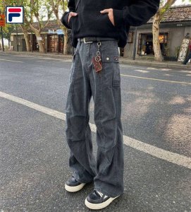 上新 P180【斐乐Fila 高街拼接复古做旧休闲牛仔裤 工装裤】这款牛仔裤高调潮流 逼格爆表 牛仔棉面料 上身超有型 拉长身材比例 非常显高好身材 随意搭配高