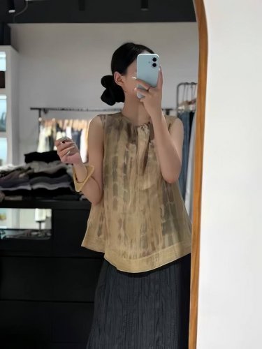 爆款来袭 高级感复古双层撞色气质马甲 衣身呈自然的宽松垂坠感，没有过多装饰，尽显随性自在，能轻松适配多种风格下装 Smlxl
