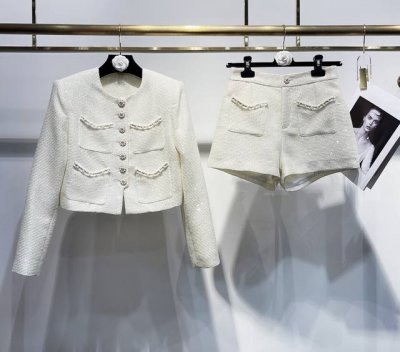 p510 上新——独家高定套装首发 25Ss Miumi*独家新款高级感重工钉珠亮片小香名媛套装，颜值超高的一款套装 颜色也是奶Huhu的那种 清新淡雅 很适合