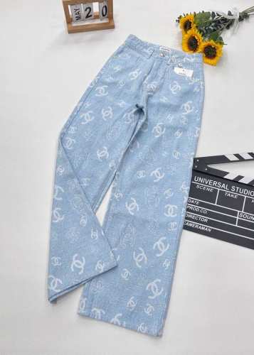 Chanel25春夏新品小香前后满印浅蓝长裤 采用高端面料牛仔穿起来很舒适前后满印设计，轻奢感在线浅蓝色系增添视觉魅力裤子纹路细腻手感很好，显瘦百搭版型任何身形