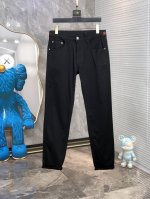 gucci。2025春夏高级时装感，超柔牛仔面料 , 浅色洗水牛仔裤。 面料很特殊，超细精仿棉纱混纺，超柔舒适感。 具备牛仔随性感 ,休闲感 ,6亦有轻松感 ,