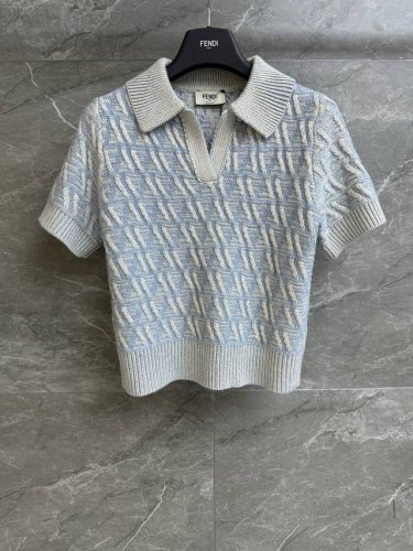 早春新款上新啦 Fd提花短袖polo衫 2025早春系列 经典polo领口 立体Ff提花图案 配色清冷高级 羊毛混纺面料 柔软亲肤 修身版型 上身显瘦又气质 商