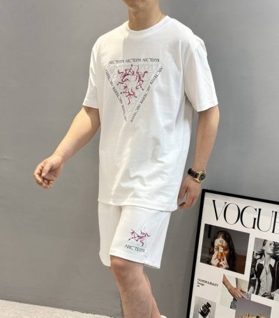 Arc'teryx始祖鸟25S新款潮人套装.男女同款 经典图形烫画视觉冲击力时尚感强 260G纯棉面料柔软舒适 手感舒适透气.微宽松版型.原厂五金质感满满.高级