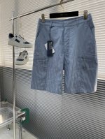Dio 25Ss新款短裤来自二零二四沙滩装限定系列，展示 Dio 经典的 Oblique 印花。采用蓝色桑蚕丝和棉质混纺提花面料精心制作，宽松版型搭配弹力腰头和