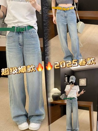 超级爆款 浅蓝色阔腿牛仔裤。阔腿裤时尚且舒适，浅蓝色清新百搭，阔腿设计能修饰腿型。搭配绿色腰带，营造出休闲又时尚的氛围，适合日常穿着。Smlxl