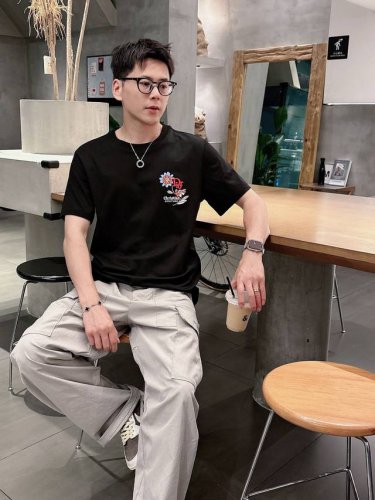 dior迪奥独家专供新款原单男士休闲短袖 高端定制 高版本 时尚百搭爆款进口面料 手感超柔软细腻 穿着亲肤舒适 高端精品 代工厂P精细做工 上身非常赞 男士必备
