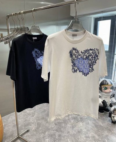 Dior 迪奥破碎涂鸦心型字母情侣款短袖Tee 宽松版型！ 采用顶级230克凯迪纯棉爽滑面料！突出精致！质感无敌！ 进口烧浆印花 绝不开裂！前后所有Logo！