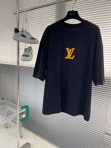 驴牌 25春夏新品宽松版型短袖T恤，采用定制260高克重棉面料，非常有质感，胸口重工立体胶印印花。袖口下摆均做旧磨破，紧跟时尚潮流。 Oversize 版本 颜