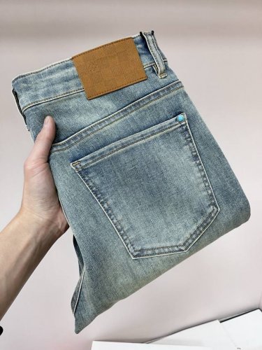 lv 独家专供新款驴牌潮男时尚休闲牛仔裤，高端欧版原单裤子，潮流时尚休闲裤子 透气舒适度高，细节无可挑剔，品牌元素设计理念，体现高品质。呈现休闲裁剪，上身版型超