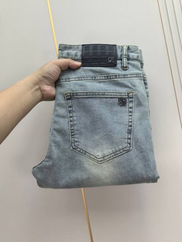 罗意威。2025春夏最新推出男士牛仔裤新品！重工水洗牛仔面料，定制面料和一般牛仔布料比起来，更加柔软舒适！超重工洗水工艺 双工艺洗水 整条裤子，手感舒适，细腻程