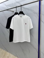 Moncler 蒙口 2025Fw春夏新品圆领打底外穿T恤，立体感Logo常规半袖纯棉打底T恤，棉，手感面糯有骨感，柔而有韧性。工艺处理，韧性和抗皱性能得到大幅