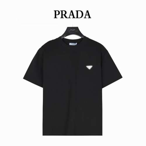 Prada 普拉达25Ss 金属三角标及后背暗纹拱桥刺绣短袖T恤 简约百搭经典~神T 金属三角标胸前小口袋设计，简约又高级的设计！ 采用280G洗水纯棉平纹布面