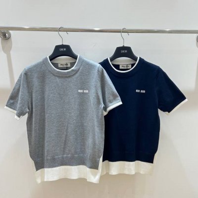 新款女装上新 Miumiu风假两件圆领短袖，独特设计不撞衫！甜酷融合，学院风满满，短袖上衣新选择，简约不失格调。