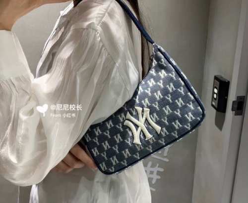 上新 韩国Mlb洋基队老花牛仔满印刺绣腋下包 泫雅同款 复古又休闲 专柜断货王 最近实在是太火了小红书种草无数 蓝色是夏天的颜色 非常简单又百搭 简简单单的高级