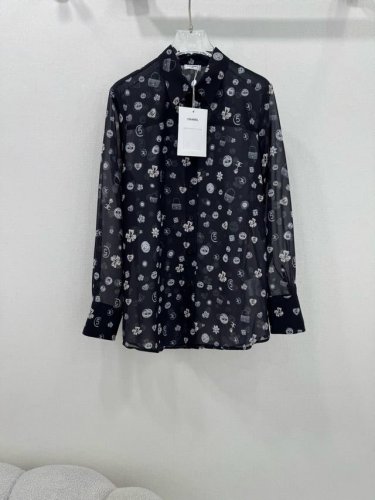 Chan*L 25夏季新款衬衣 经典品牌印花添加了包包宝石元素 经典与潮流的碰撞 订制面料 精致的设计 薄款面料轻松拿捏炎炎夏日 不仅甜美又十分复古 气质少女感