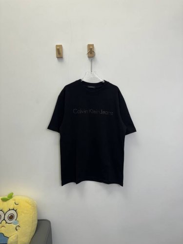 款号：H02 Ck Calvin Klein简约字母黑钻短袖T恤 正儿八经270克纯棉双砂面料 所有面料均已提前做过缩水 品质第一 所见即所得 不会洗一次版型就