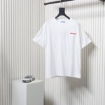 prada 普拉达 25Ss 经典红色硅胶饰条短袖T恤 正品人肉带回原版开版 定制织物面料打造，做到面料一致，正面采用天然乳胶橡胶制作的徽标徽章，无气味，使用热