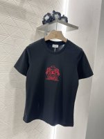 Celin*2025新品上架 圆领刺绣 定制Yb斜纹全棉材质 透气舒适 质感十足 常规短袖T恤裁穿剪 凸显品牌格调 采用克重纯棉制成 略带有弹力 呈现显瘦视觉效