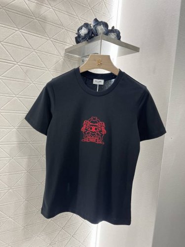 Celin*2025新品上架 圆领刺绣 定制Yb斜纹全棉材质 透气舒适 质感十足 常规短袖T恤裁穿剪 凸显品牌格调 采用克重纯棉制成 略带有弹力 呈现显瘦视觉效