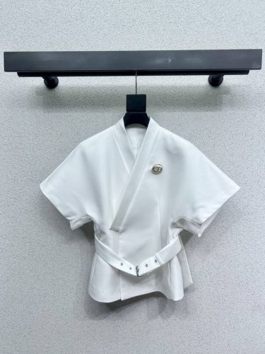 d家白色西装短袖外套 配胸针 时髦低调气质又奢华高级！版型百搭不挑人，定制面料 定制钮扣配件。做工品质看细节。白富美必入！强烈推荐 高品质 尺码Sml