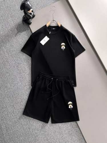 芬迪 Fendi 高端定制 2025春夏新款首发专柜最新款短袖短裤休闲套装 高端订制 设计前卫时尚！品牌Logo重工艺设计 高端定制纯棉面料.手感柔软.穿着舒适