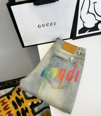春款 当天物流 Gucci古驰数码印花渐变色,2025欧洲专柜新款 超A代购级别海外贸易公司订单货源，顶级原单高端男士定制时尚修身小直筒牛仔裤。 颜色：图片色