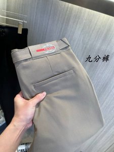 prada普拉达 休闲裤 西裤 九分裤 2025Ss春夏新款 高级定制裤子专用面料 定制原版五金 重工工艺打造 车工走线精细 定制面料 柔软舒适 质感显著 辅料